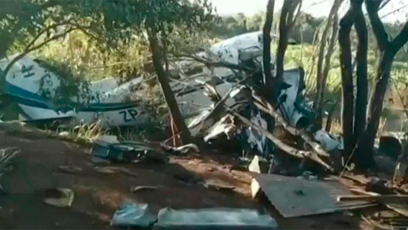 Se desploma avioneta cargada de millones en Paraguay; vecinos recogieron los billetes esparcidos en el terreno